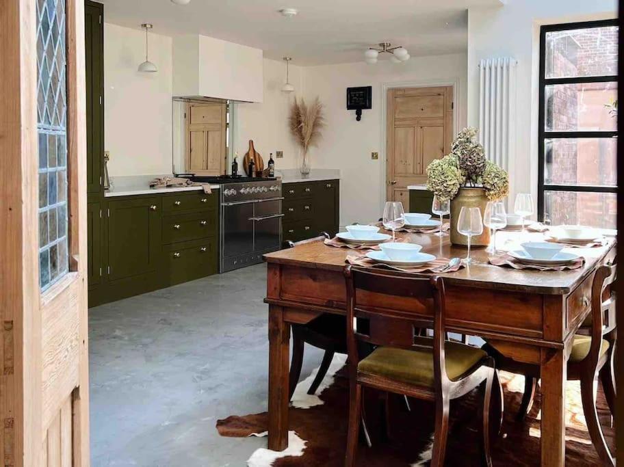 Luxury City Centre Townhouse - Sleeps 6 切斯特 外观 照片